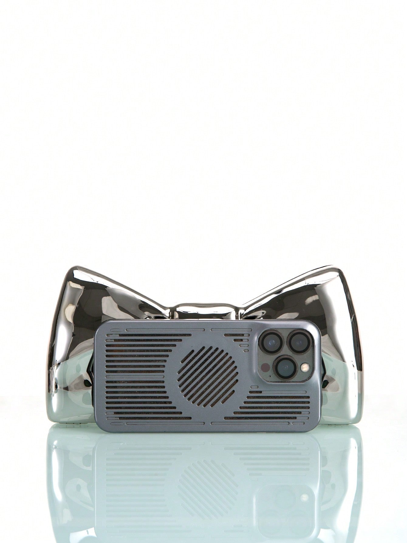 "Fun in Thought" Metallic Retro Bow Shaped Clutch Bag With Chain Strap