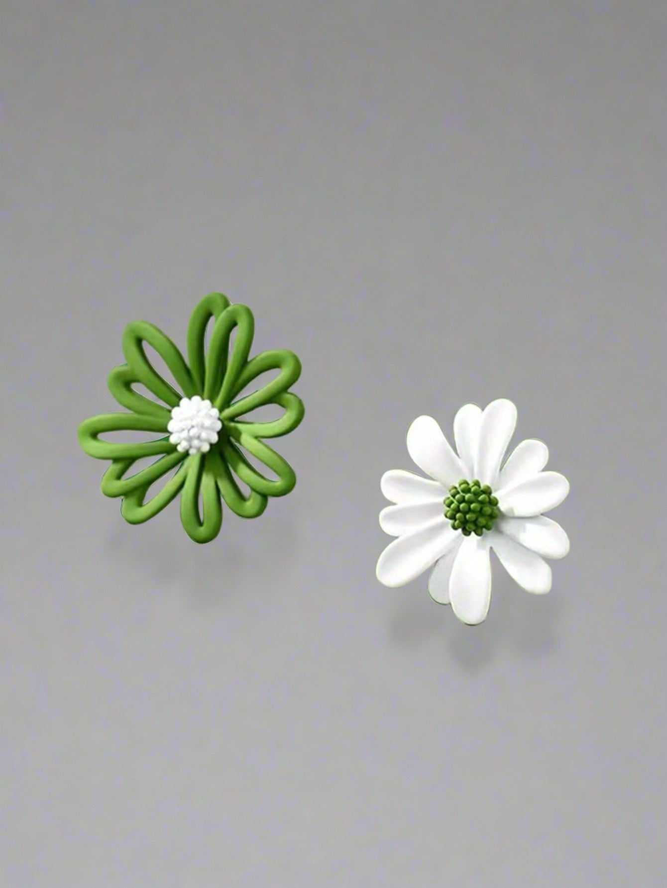 "My Simple Beauty" 2pcs Flower Design Mismatched Stud Earrings