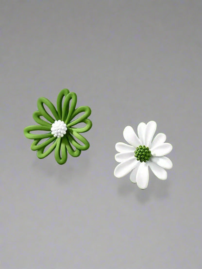 "My Simple Beauty" 2pcs Flower Design Mismatched Stud Earrings