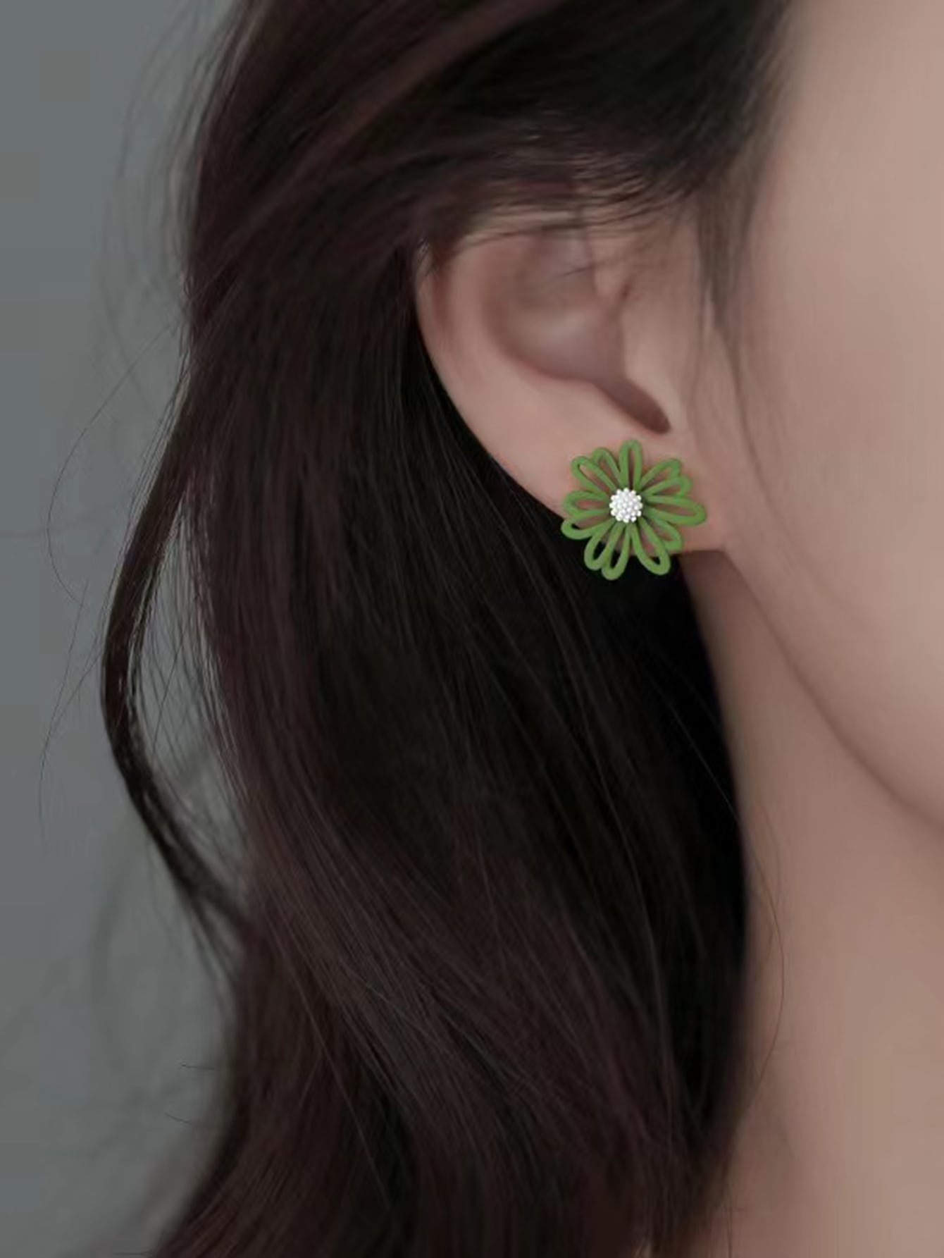 "My Simple Beauty" 2pcs Flower Design Mismatched Stud Earrings