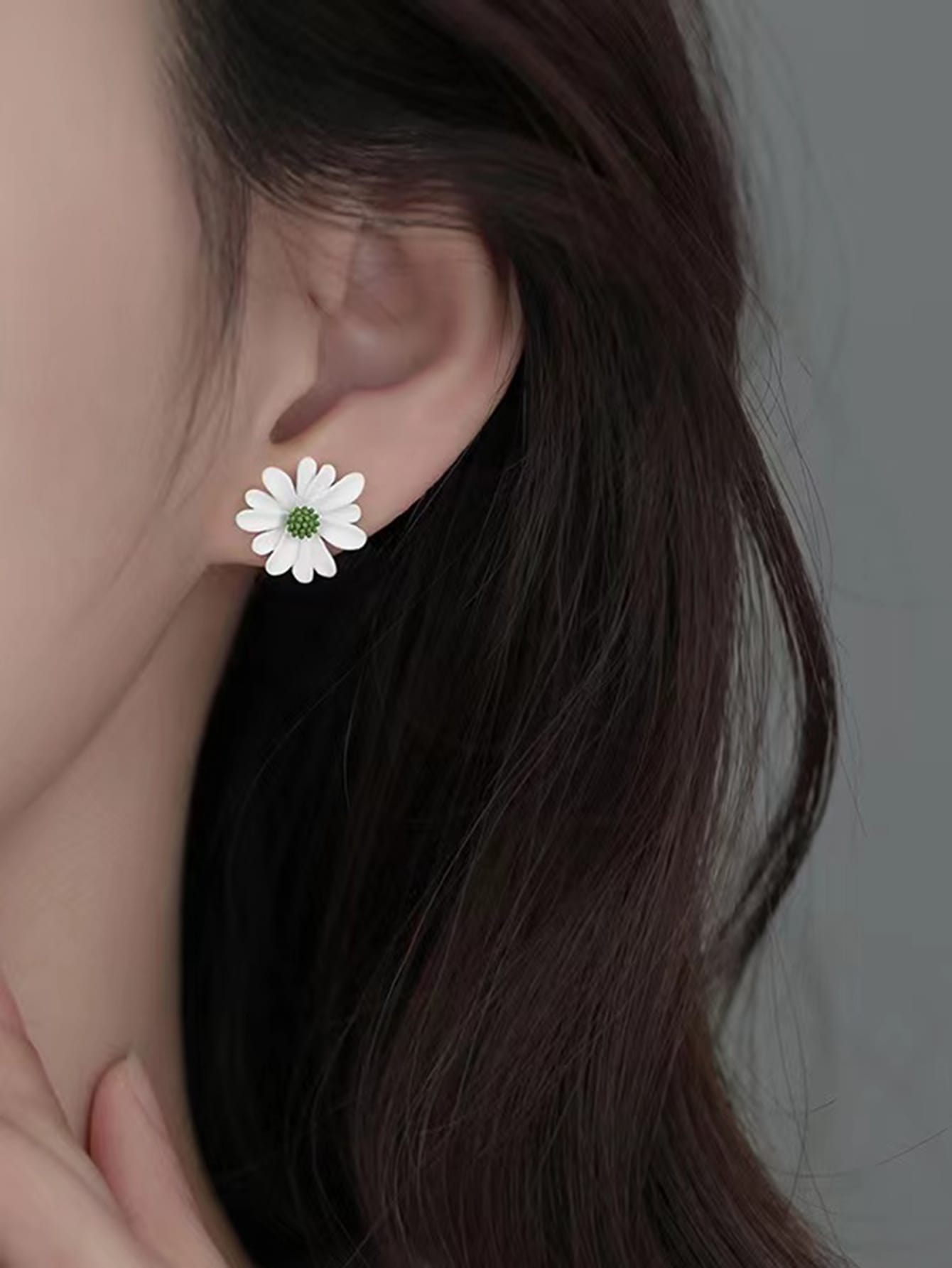 "My Simple Beauty" 2pcs Flower Design Mismatched Stud Earrings