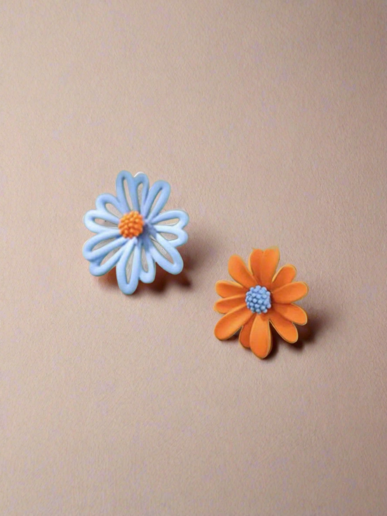 "My Simple Beauty" 2pcs Flower Design Mismatched Stud Earrings