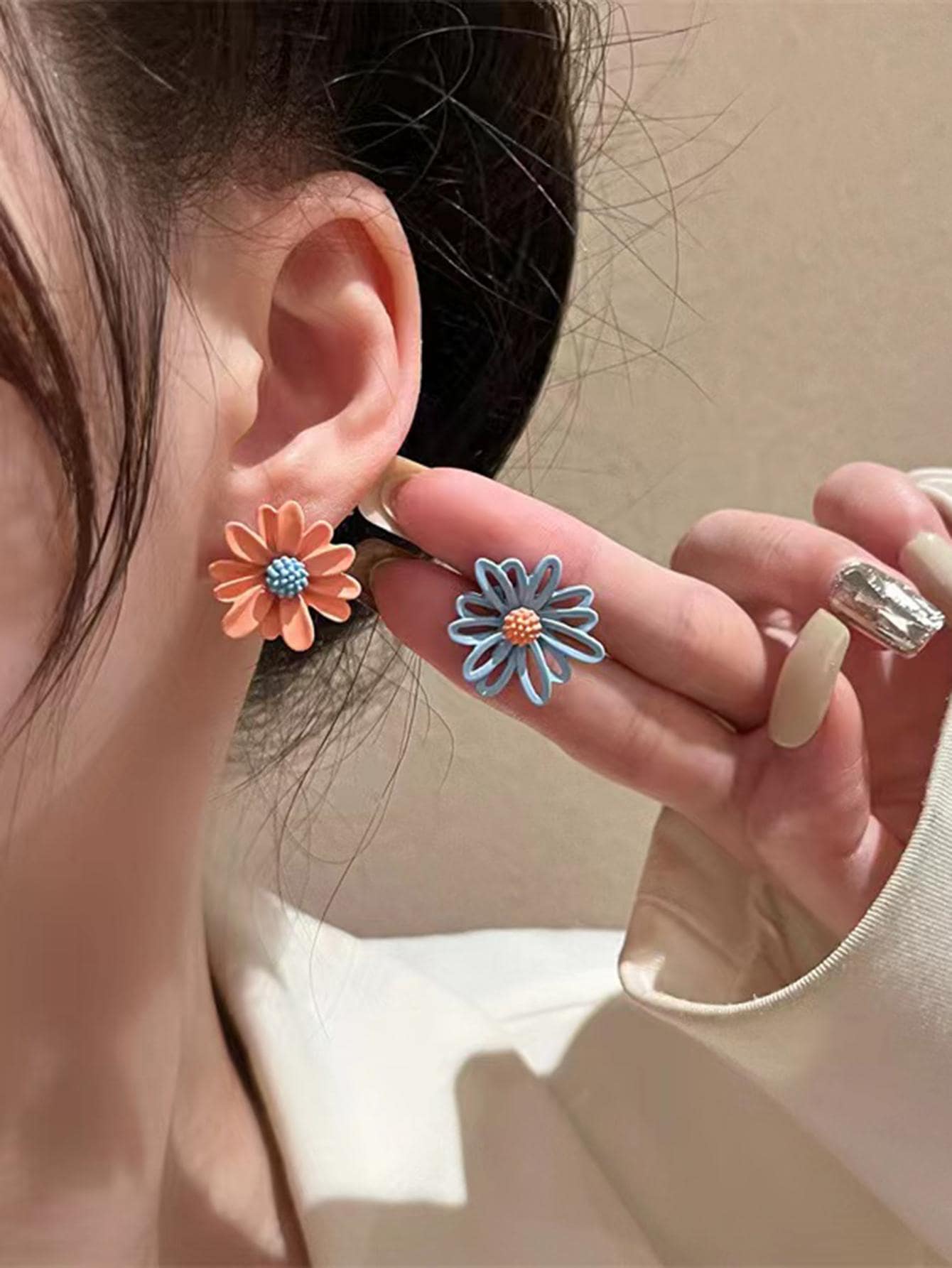 "My Simple Beauty" 2pcs Flower Design Mismatched Stud Earrings