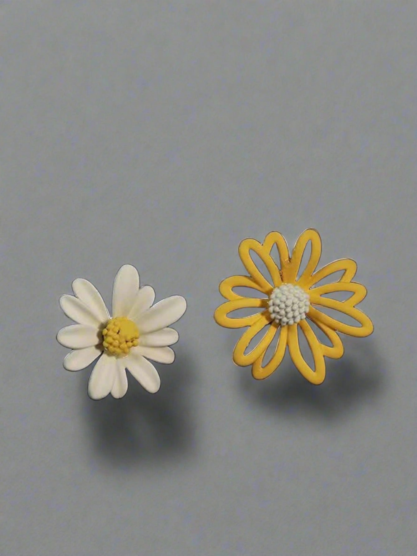 "My Simple Beauty" 2pcs Flower Design Mismatched Stud Earrings