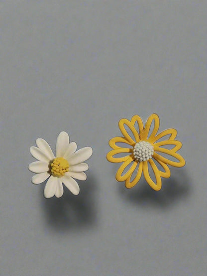 "My Simple Beauty" 2pcs Flower Design Mismatched Stud Earrings