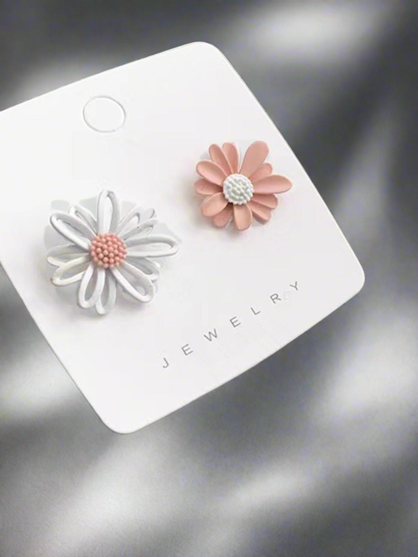 "My Simple Beauty" 2pcs Flower Design Mismatched Stud Earrings
