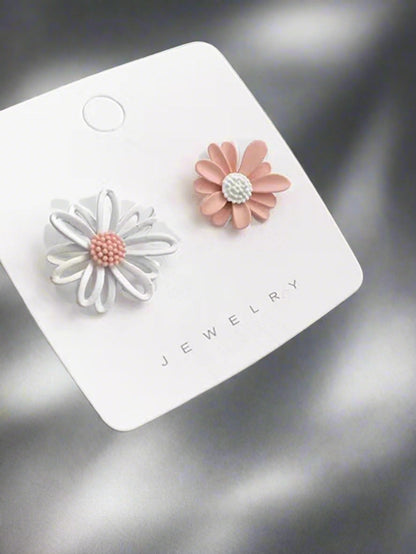 "My Simple Beauty" 2pcs Flower Design Mismatched Stud Earrings