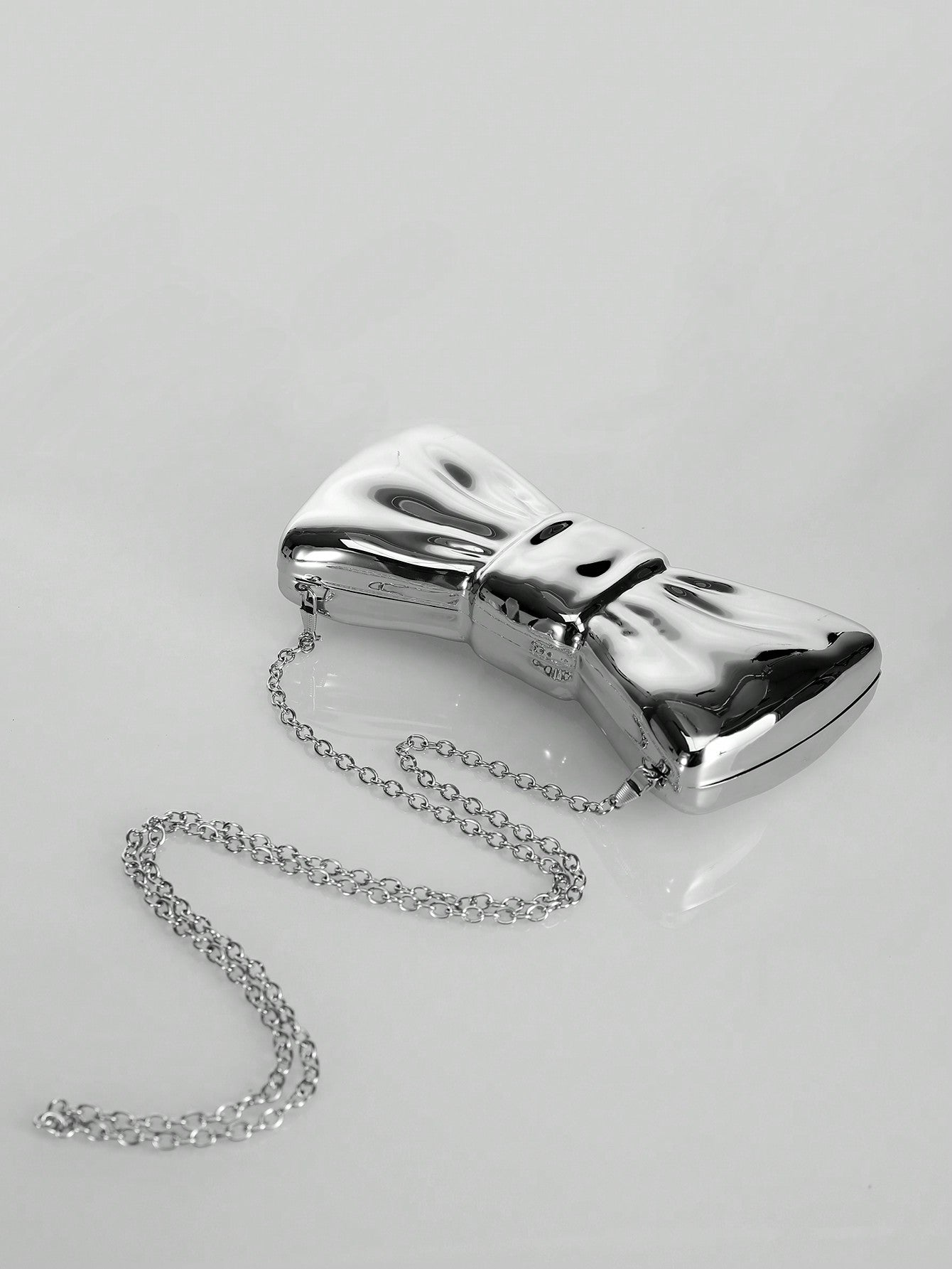 "Fun in Thought" Metallic Retro Bow Shaped Clutch Bag With Chain Strap