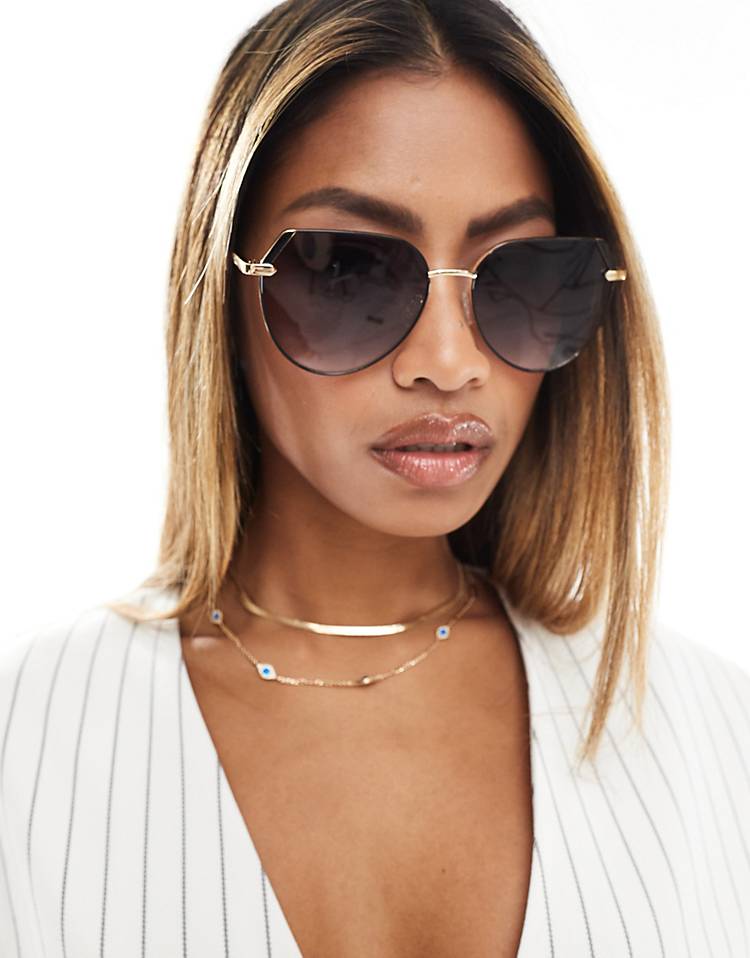 Quay main character round sunglasses in gold