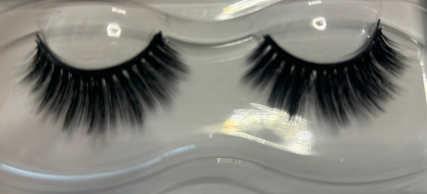 "Decadent Diva" China Faux Mink Eyelash & Press-on Nails Set - Hypoallergenic